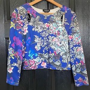 BEBE CROPPED FUTURISTIC FLORAL PRINTED L/S w/cutout neckline